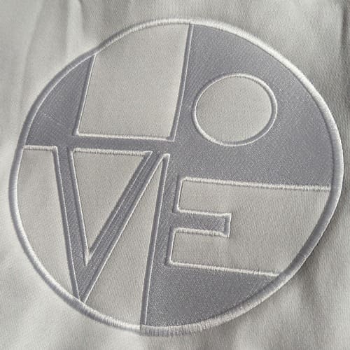 LOVE Stickerei auf weißem Hoodie – Stoff³ Kassel